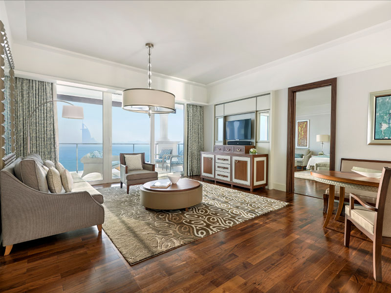 0b6f6a0c-8e68-4ac6-a524-bb48f551a581Waldorf-Astoria-Dubai-Palm-Jumeirah-Deluxe-Suite-Skyline-View-Living-Room